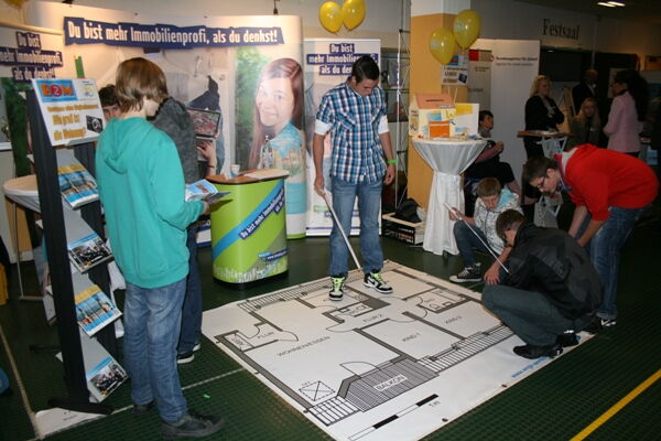 Schüler beim Aufmaß des überdimensionierten Grundrisses