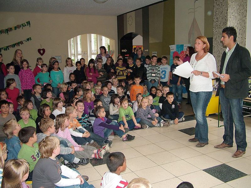 Mit lauter Stimme mussten Woge-Mitarbeiter Ahmet Tasdemir und Quartiersmanagerin Silke Kreikebaum die Preisträger der Sonnenblumenaktion verkünden