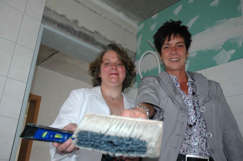 Pflegedienstleiterin Nicole Hartung und Woge-Mietbetreuerin Birgit König in einer fast fertig modernisierten Wohnung / Quelle: Süderländer Volksfreund