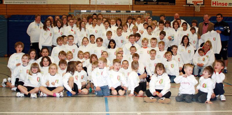 Jugendmannschaften und Ingo Wöste (Woge-Geschäftsführer), Rüdiger Jadzewski (Jugendwart HSV Werdohl/Versetal)
