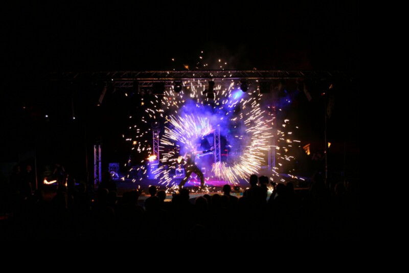 Die "Firedancer" aus Dreieich bei Frankfurt am Main in Aktion auf der großen Eventbühne