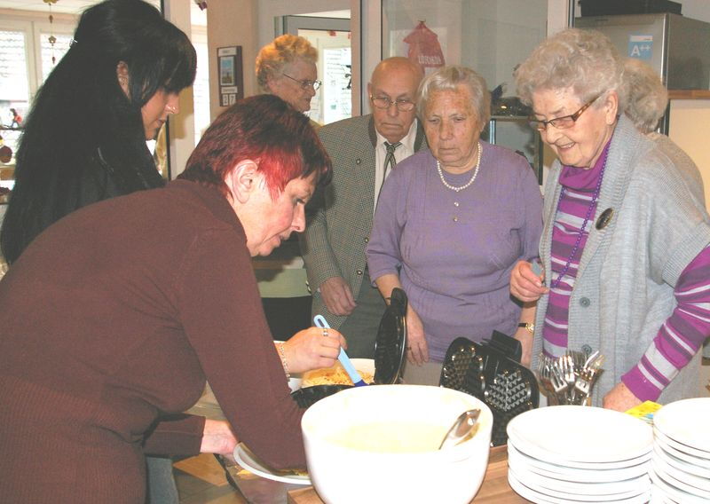 Für die leckeren selbst gebackenen Waffeln standen die Besucher beim Osterkaffeetrinken am Samstagnachmittag im Nachbarschaftshilfezentrum gerne Schlange