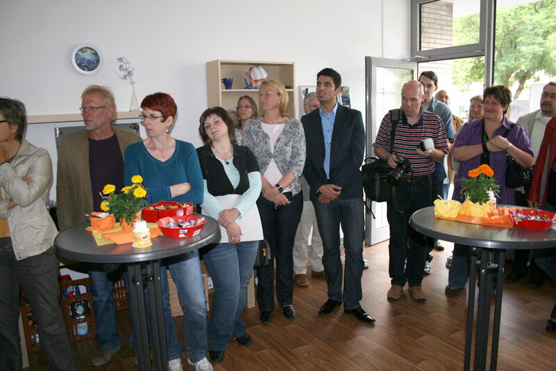 Zahlreiche interessierte Gäste lauschen der Ansprache von Barbara Tometten.