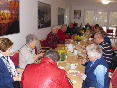 Die Bewohner der Danziger Straße 9 feiern mit Unterstützung des Woge-Quartiersmanagments im Gemeinschaftsraum einen Osterbruch.