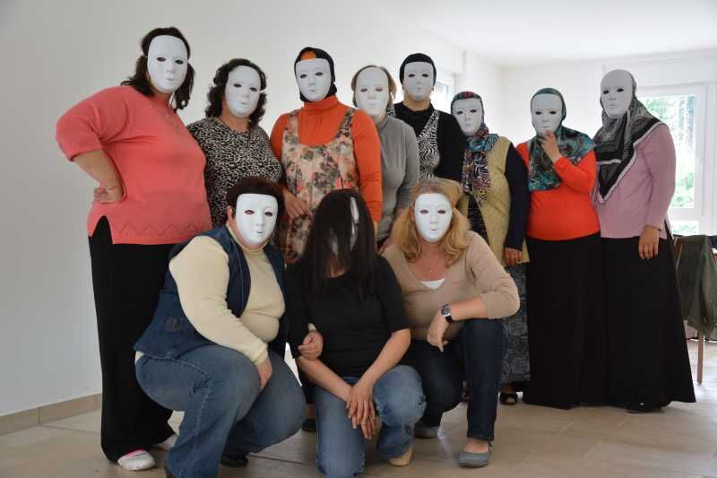 Ütterlingser Teilnehmerinnen des Deutschsprachkurses beim Theaterspielen