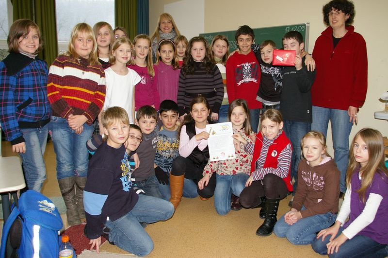 Die Klasse 4a der evangelischen Grundschule in Ütterlingsen mit Klassenlehrerin Frau Pasch und NHZ-Leiterin Sandra Ormeloh