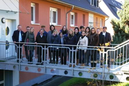 Exkursionsgruppe mit Woge-Chef Ingo Wöste auf den barrierearmen Eingangsbrücken "Danziger Straße"