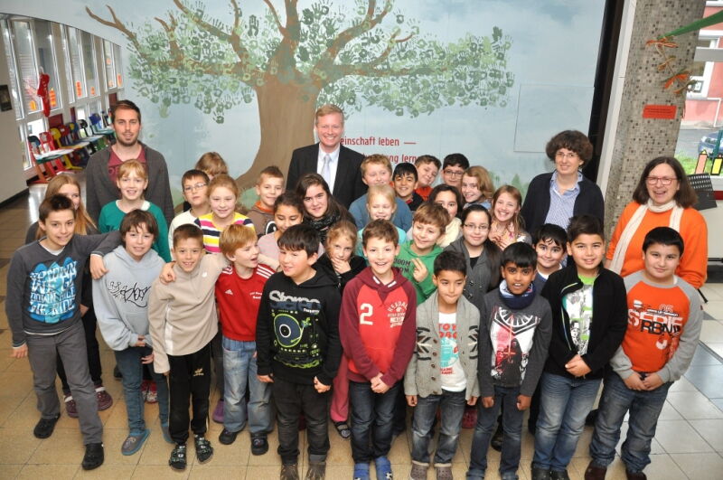 Geschäftsführer Ingo Wöste im Kreise der Schüler / Bild: Süderländer Volksfreund