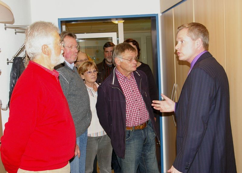 Beim Rundgang durch die Räumlichkeiten des NHZ erklärt Geschäftsführer Ingo Wöste die Einzelheiten