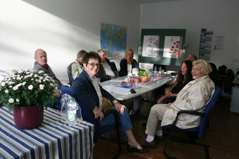 Quartiermanagerin Silke Kreikebaum im Gespräch mit den Mietern / Ingo Wöste machte das Bild