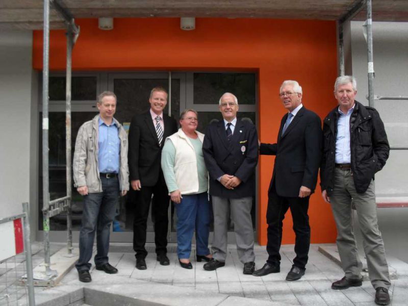 v.l. Markus Zanger und Ingo Wöste (Woge), Ella und Klaus Schweitzer, Gerd Teekenbörg und Walter Scholle vom DRK Werdoh / Bildquelle: Süderländer Volksfreund