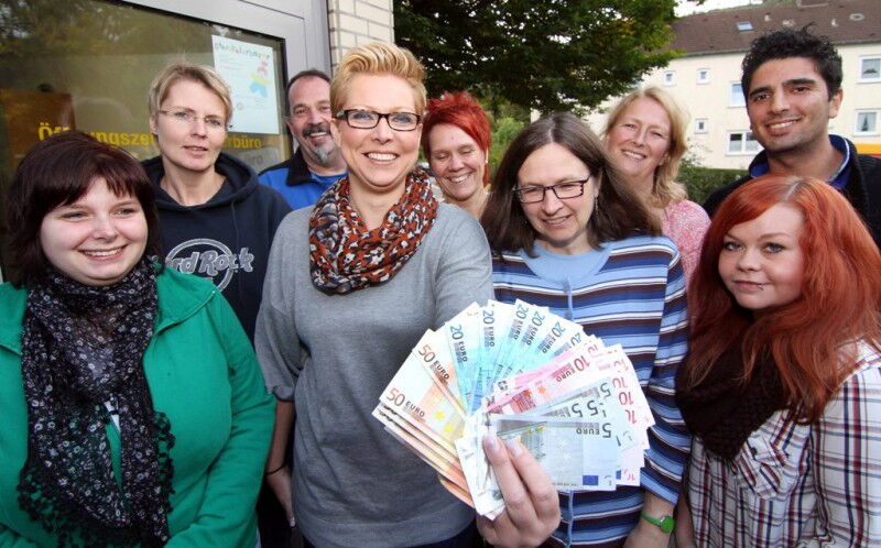 strahlende Gesichter bei der Spendenübergabe von dem Ütterlingser Bürgerbüro