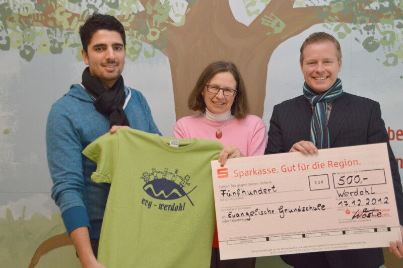 v.l. Mietbetreuer Ahmet Tasdemir, Schulleiterin Britta Schwarze, Geschäftsführer Ingo Wöste (Bild: Süderländer Volksfreund)