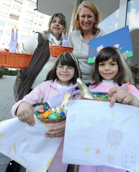 Tolle Osternester gab es für schöne, selbst gemalte Osterbilder von Quartiersmanagerin Silke Kreikebaum