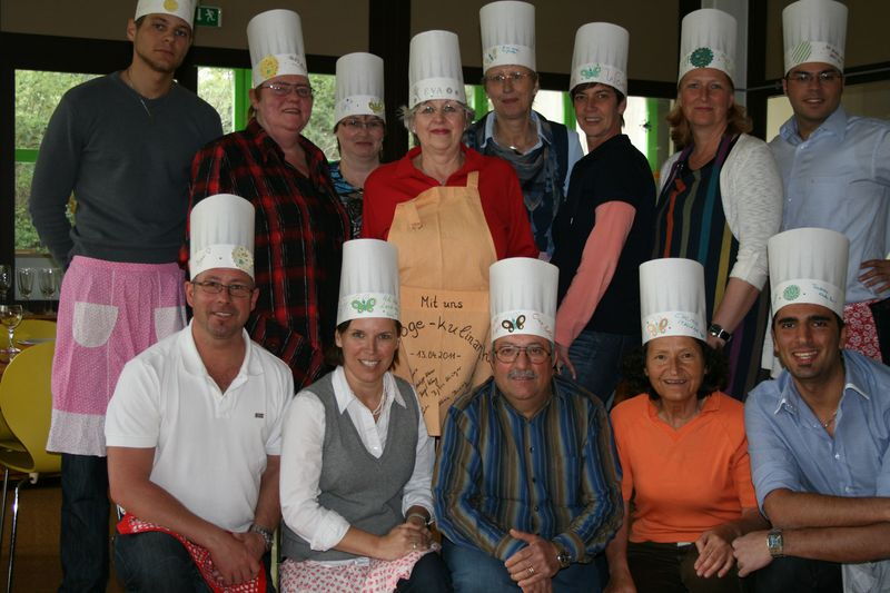 Eva Hillig-Böttcher (MItte) mit Köchin (2. v.r.) sowie Team der Woge und Werdohl Marketing