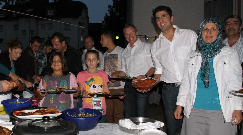 Ingo Wöste und Ahmet Tasdemir beim Fastenbrechen / Bild: Süderländer Volksfreund