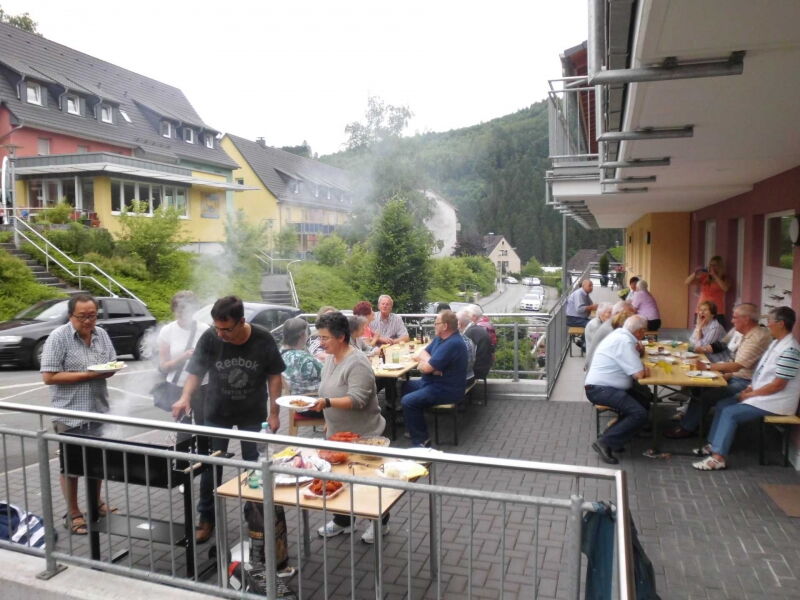 Beim Ütterlingser Grillfest kommen sich die Mieter näher!
