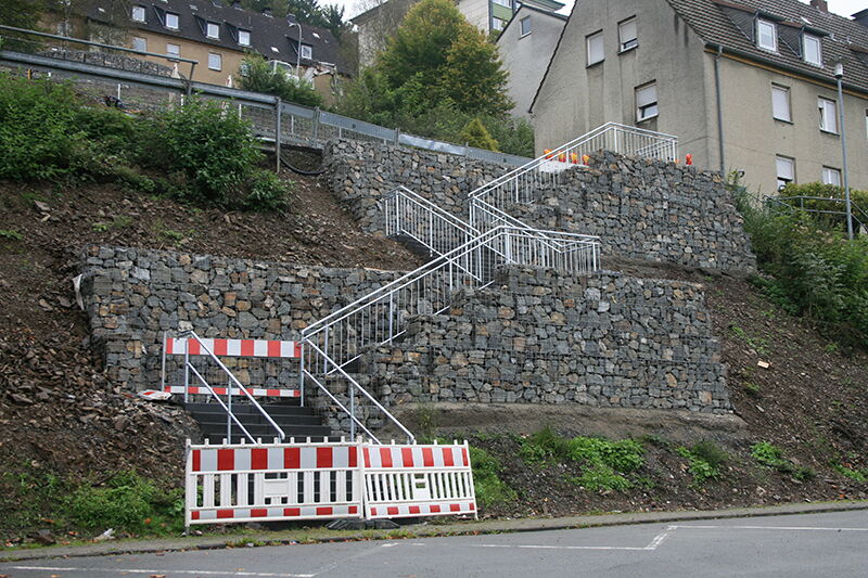 Die Gabionenwände und Treppenläufe wurden von der Fa. Ossenberg errichtet