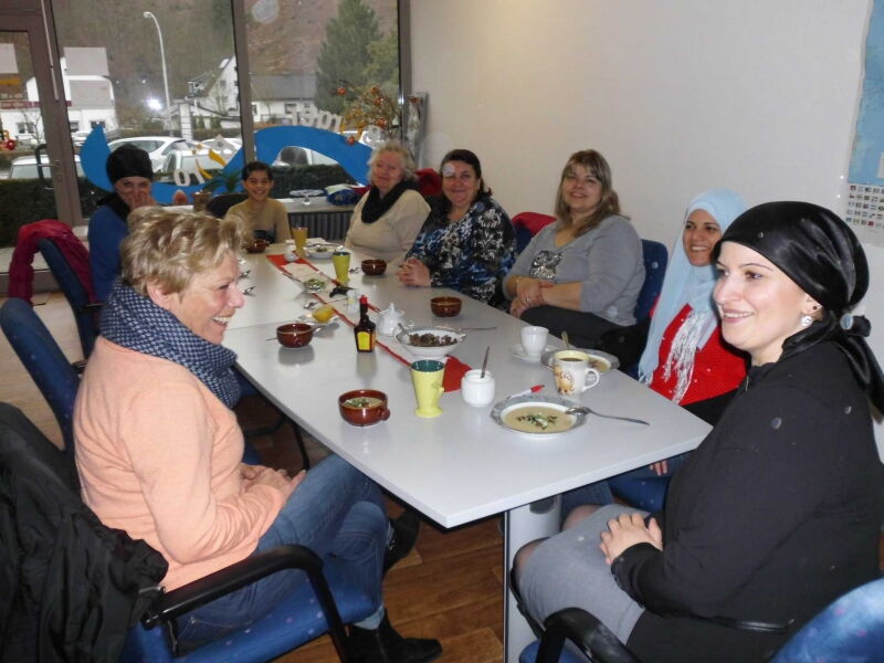 Gemeinsames Kochen im Ütterlingser Quartier baut Vorurteile ab!