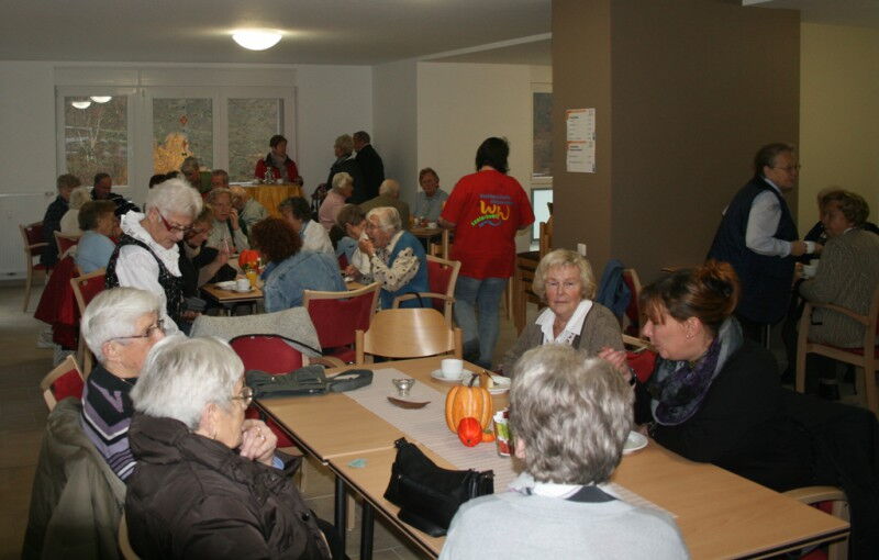 Zahlreiche Gäste ließen es sich im großen Gemeinschaftsraum bei Kaffee und Kuchen gut gehen.
