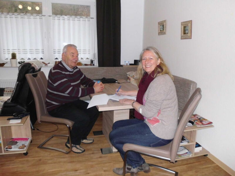 Woge-Quartiersmanagerin Silke Kreikebaum hört Friedhelm Kurz aus der Danziger Straße 9 genau zu.