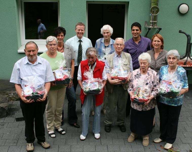 Geschäftsführer Ingo Wöste übergab zusammen mit den Mitarbeiterinnen Birgit König u. Silke Kreikebaum und Mitarbeiter Ahmet Tasdemir die Präsentkörbe