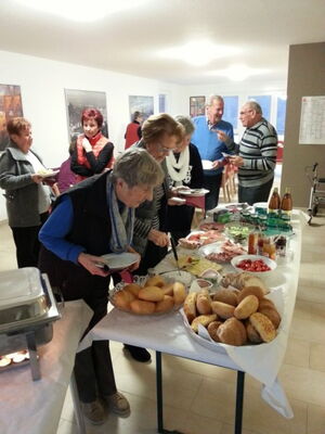 Leckere Köstlichkeiten zu Kaffee an einem geselligen Tag
