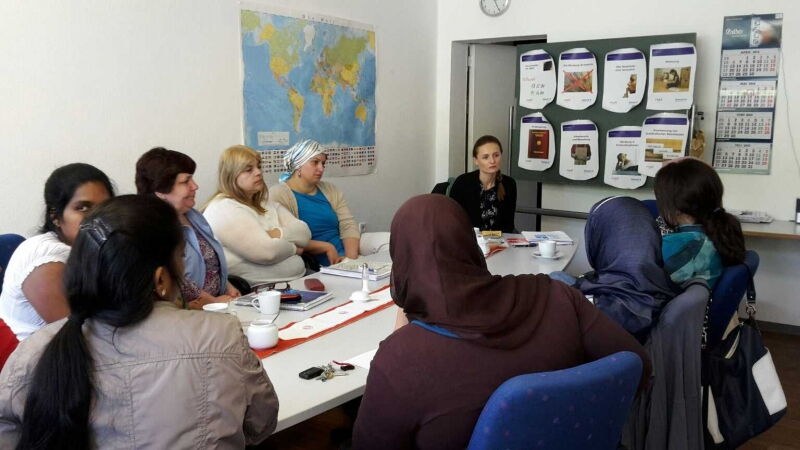 Frau Kus, von der Migrationsberatung der Diakonie, berichtet im Woge-Quartiersbüro