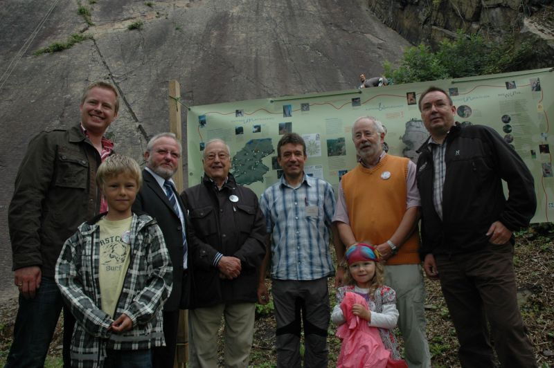 v.l. Ingo Wöste, Bürgermeister Siegfried Griebsch, Geschäftsführer Fahner Hans Lübeck, 2.Vorsitzender des DAV Gummersbach Fritz Blach, Manfred Hoh und Stefan Ohrmann von der Volksbank im Märkischen Kreis  Bild: Süderländer Volksfreund