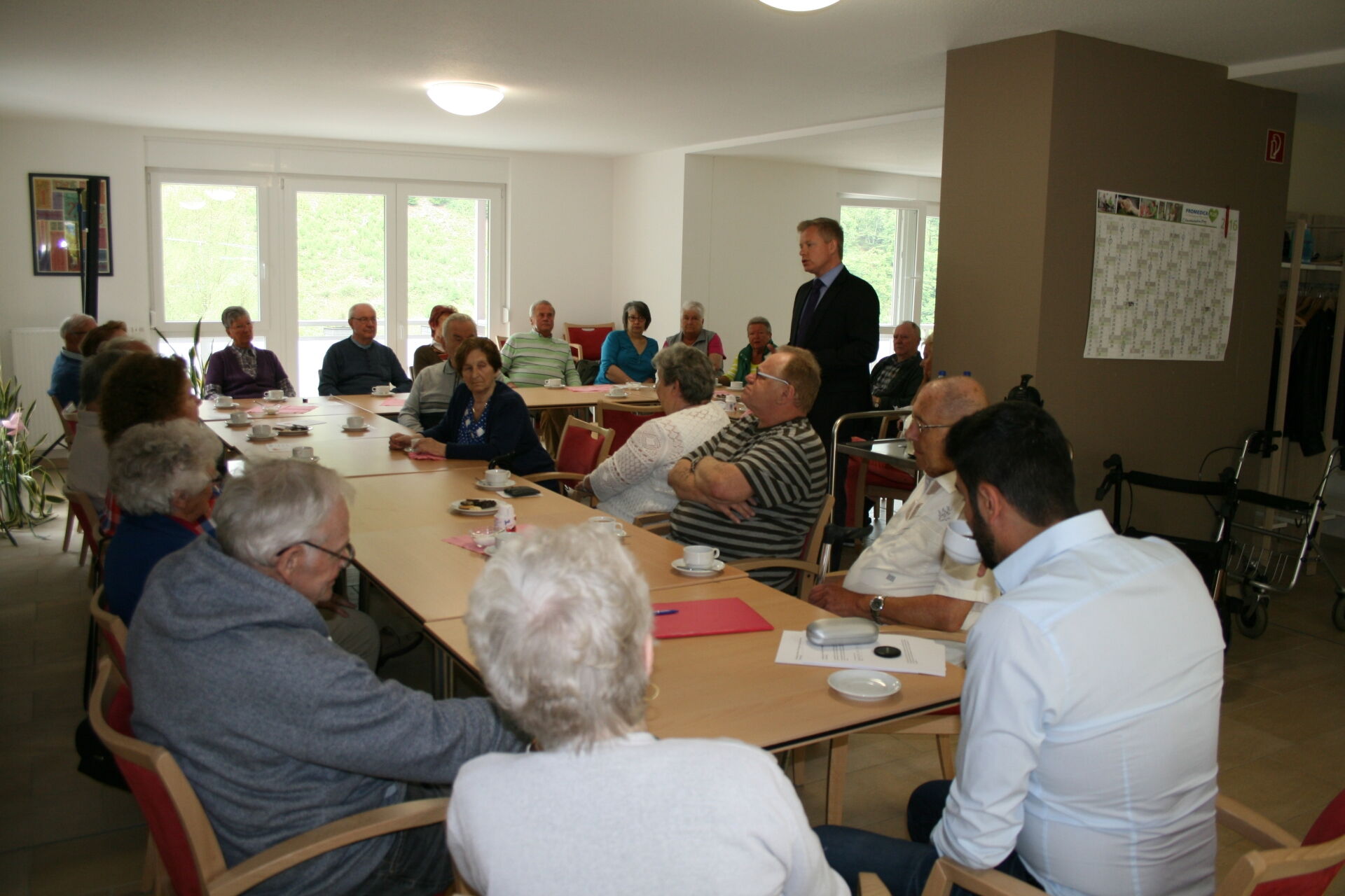 Woge-Geschäftsführer Ingo Wöste in der Diskussion mit den Mietparteien des Hauses, Danziger Straße 9