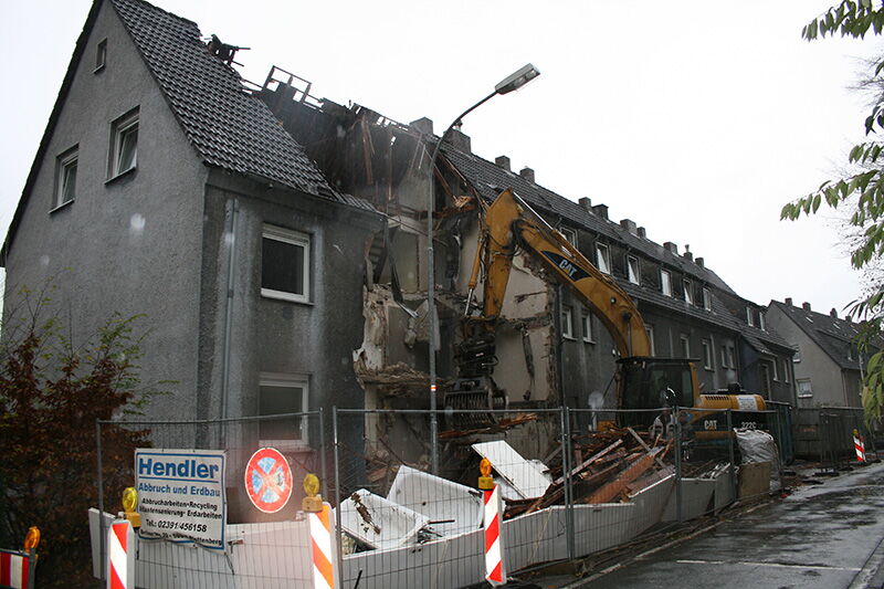 Oktober 2013: Mit dem Beginn der Abbrucharbeiten der Wohnhäuser Leipzigerstr 9+11 fiel der Startschuss für die neuen Freianlagen