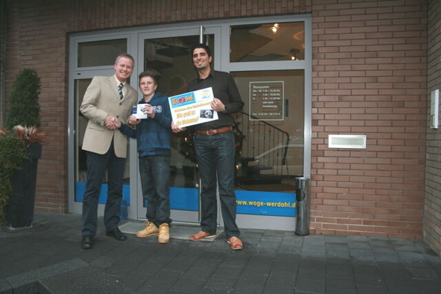 Geschäftsführer Ingo Wöste und Mitarbeiter Ahmet Tasdemir mit Viktor Germeshausen bei der Preisverleihung