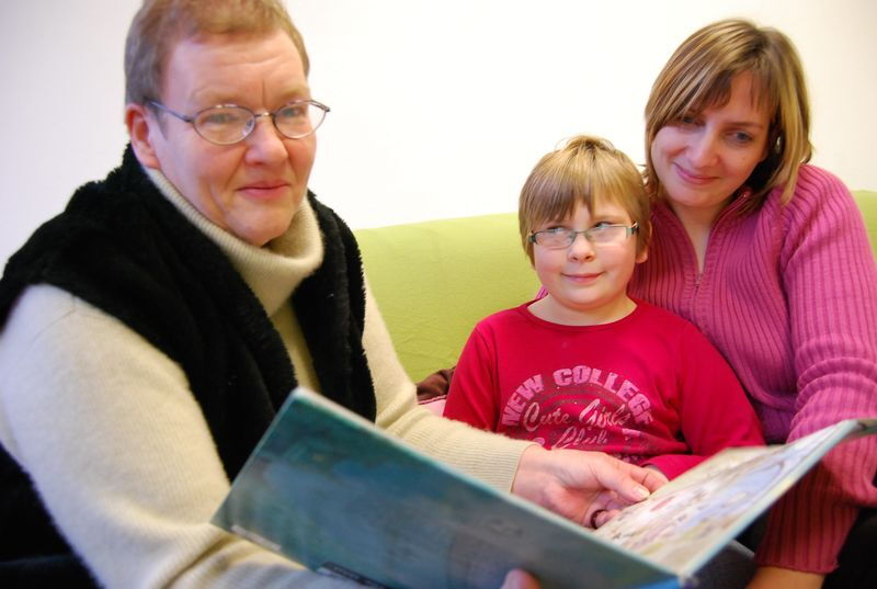 Sabine di Franco mit Nele Nohl und ihrer Mama beim ersten Vorlesenachmittag