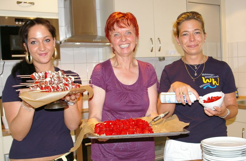 Isabell Neumann, Nachbarin Heidi Kersgens und Sabrina Steack-Schmerbeck hatten beerige Leckereien im Angebot