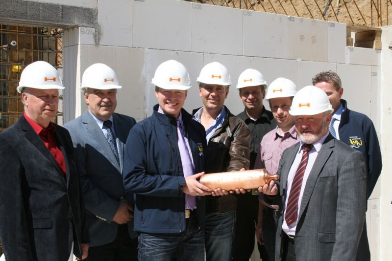 v.l. Lorenz Schulte, Gerd Wessels, Ingo Wöste, Lutz Menshen, Polier Baufirma Hepelmann Michael Lingemann, Woge-Bauleiter Markus Zanger, Woge-Prokurist Guido Schönau und Siegfried Griebsch