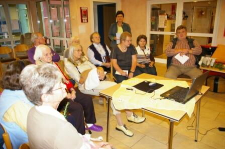 Interessierte Zuhörer beim Kräutervortrag