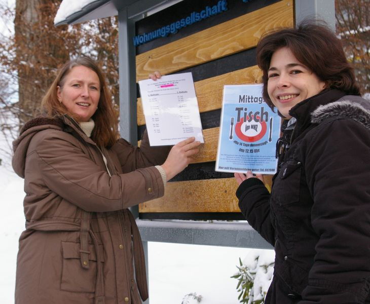 NHZ-Mitarbeiterin Sabrina Steack-Schmerbeck und Quartiersmanagerin Silke Kreikebaum bestückten die Info-Tafel