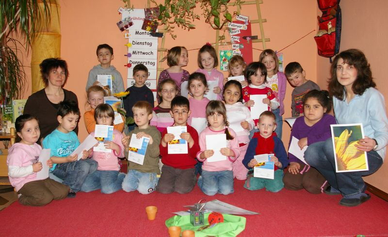 Die Kinder und Erzieherinnen der "Zauberbühne", eine der drei Gruppen des Ütterlingser Kindergartens "Wunderkiste", waren die ersten am Montagmorgen, die Stadtteilmanagerin Silke Kreikebaum besuchte
