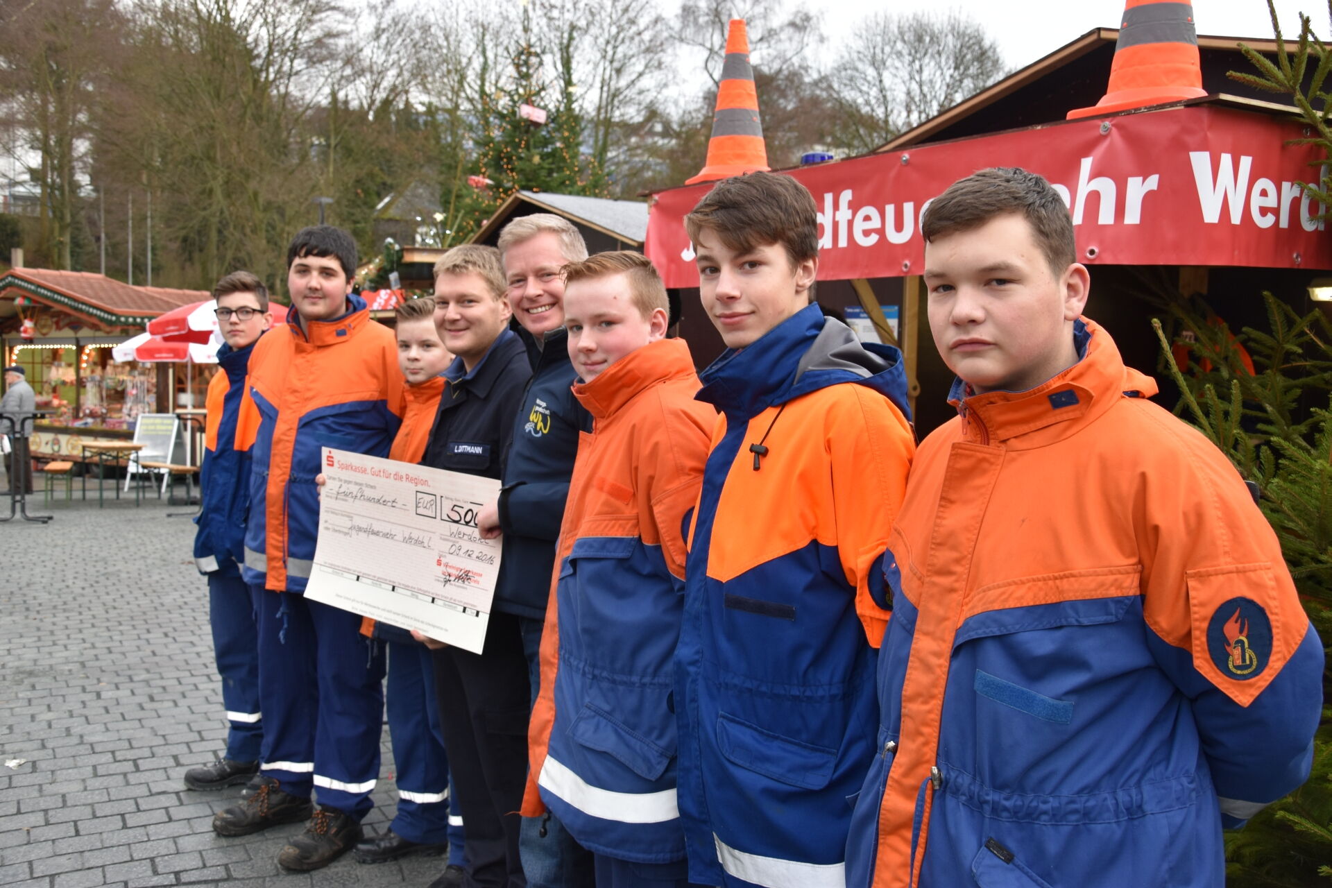 Geschäftsführer Ingo Wöste übergibt dem Leiter der Jugendfeuerwehr Lars Dittmann einen Scheck über 500 €.