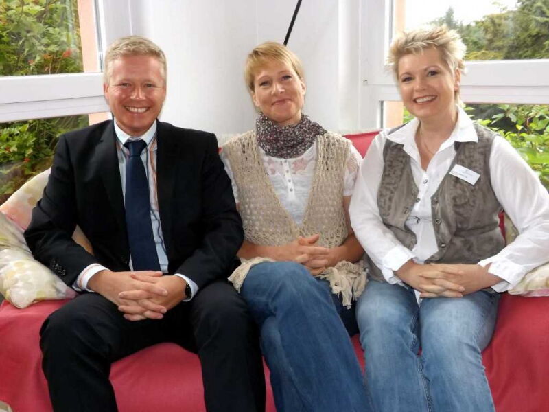 v.l. Ingo Wöste (Woge-Chef), Kerstin Liebeskind  und Sandra Ormeloh (Ambulanter Dienst Liebeskind)                                  Bild: Süderländer Volksfreund
