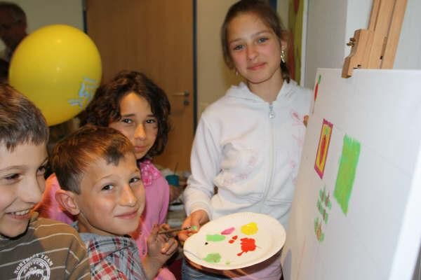 Kinder malten Bilder zum Thema Erdbeeren!