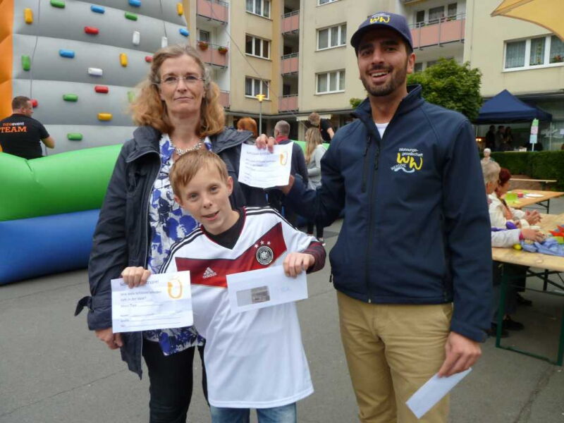 Mietbetreuer Ahmet Tasdemir überbringt dem Gewinner des Glückspiels Werdohler 10ner Gutscheine