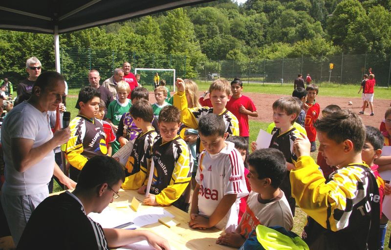 Nach dem Turnier standen die Mannschaften bei der Turnierleitung Osman und Gerrit an, um die Urkunden und Medaillen in Empfang zu nehmen