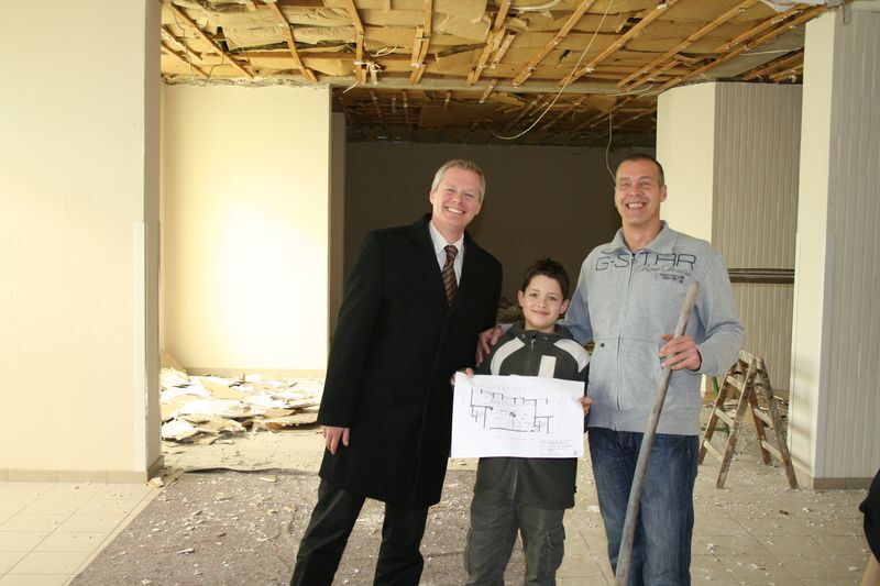 Woge-Geschäftsführer Ingo Wöste (li.), Physiotherapeut Hilmar Kreikebaum mit Sohn Leon