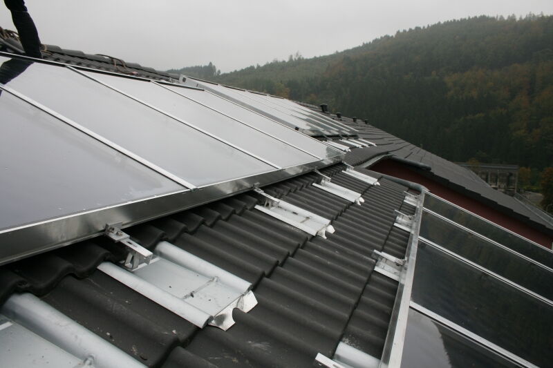 Bau einer Solaranlage mit Großkollektoren am Neubau Danzigerstr. 9