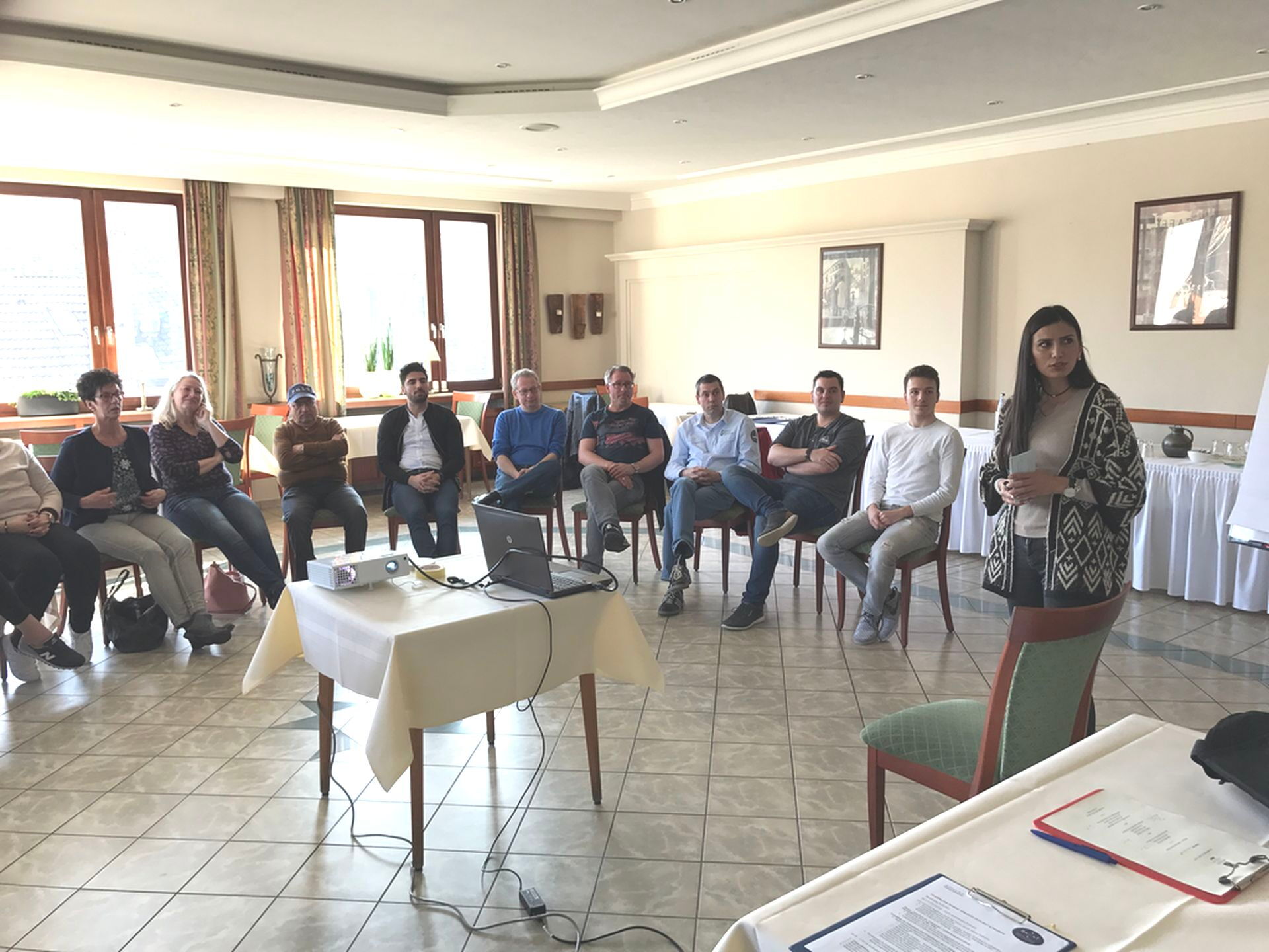 Frau Gülsüm Aydin referiert beim Seminar in Sundern.