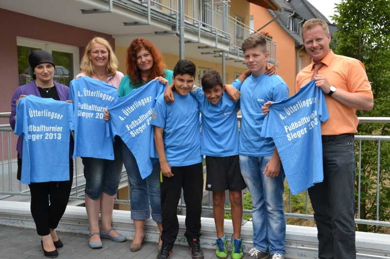 Geschäftsführer Ingo Wöste und Quartiersamangerin Silke Kreikebaum (2 v.l.) überreichen die T-Shirts