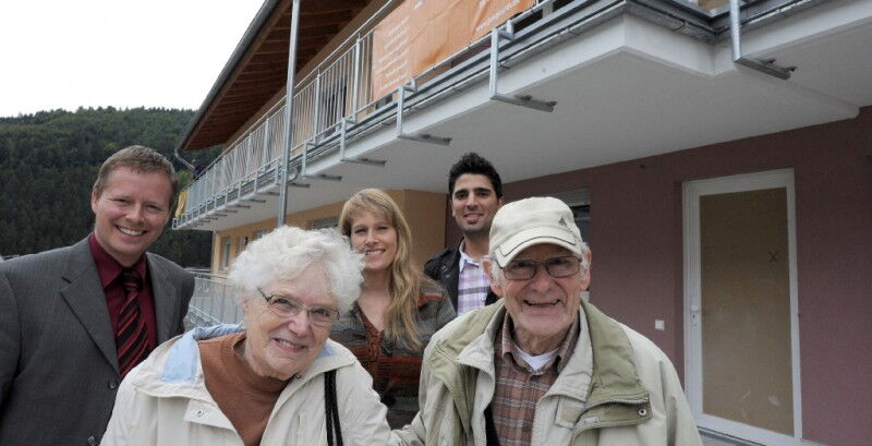Ingo Wöste, Sandra Ormeloh und Ahmet Tasdemir begrüßen die zukünftigen Mieter, Helga und Helmut Lampe (vorne) Bild: Westfälische Rundschau