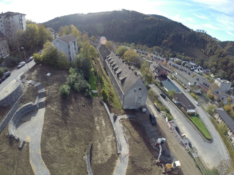 Herstellung barrierefreier, horizontaler und großflächig ausgebauter Grünstreifen