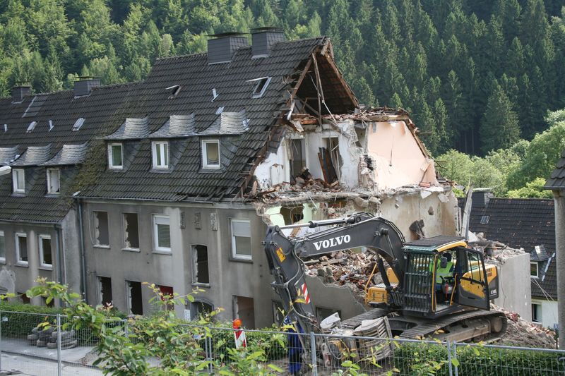 Der Bagger leistet ganze Arbeit.